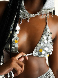 Conjunto de crochet con lentejuelas plateadas
