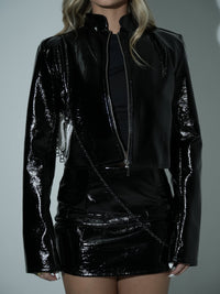 Chaqueta de vinilo atrevida